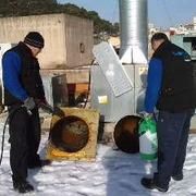 Neteges L'Albera hombres lavando campana